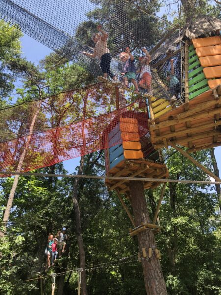 Boomhutten en nettenparcours van Arbo’Magic waar kinderen de natuur van de Vercors ontdekken